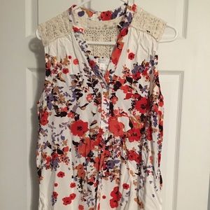 Market & Spruce Large Crochet detail top